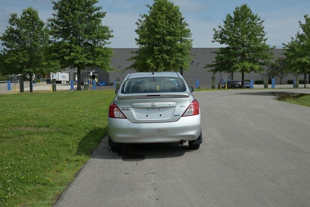Nissan Versa 4dr Sdn CVT 1.6 SV 2013
