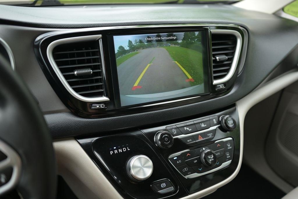 Chrysler Pacifica Touring L FWD 2021