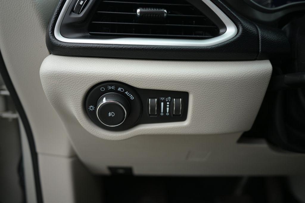 Chrysler Pacifica Touring L FWD 2021