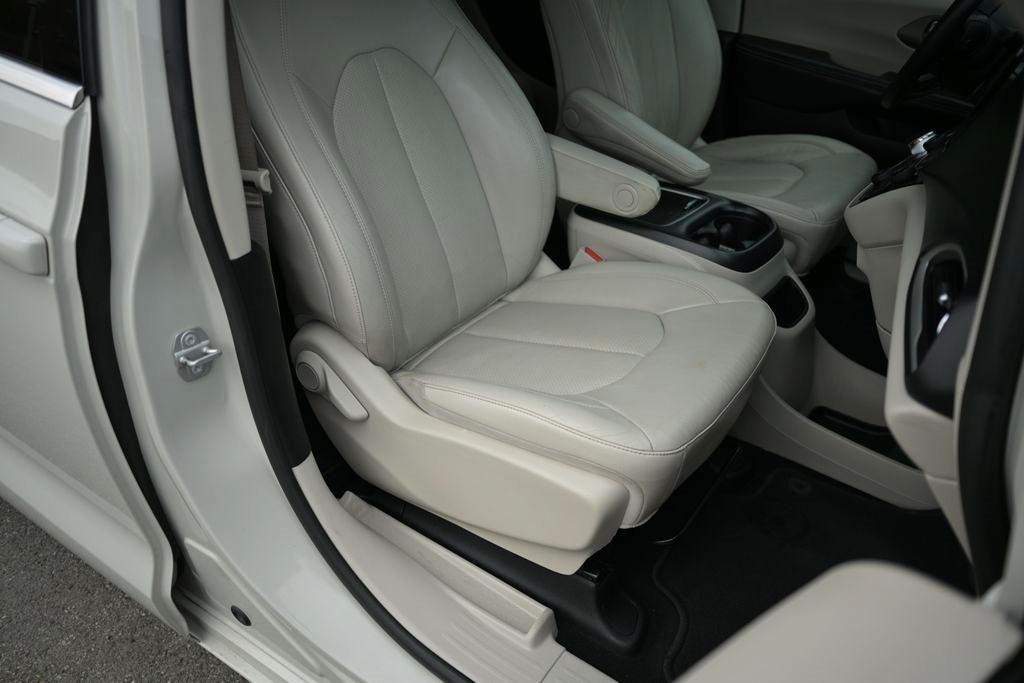 Chrysler Pacifica Touring L FWD 2021