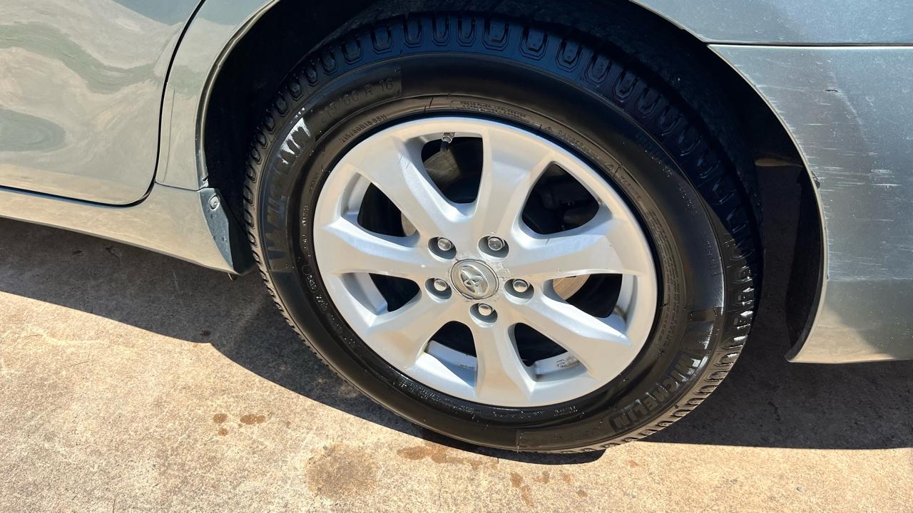 Toyota Camry 4dr Sedan LE Auto 2011