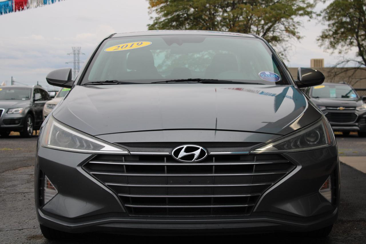 Hyundai Elantra photo 2