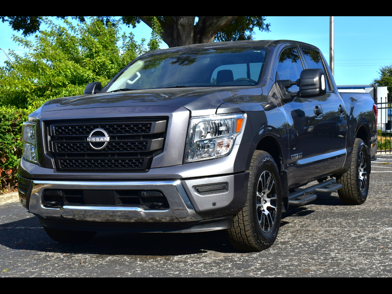 2023 Nissan Titan 4x4 Crew Cab SV