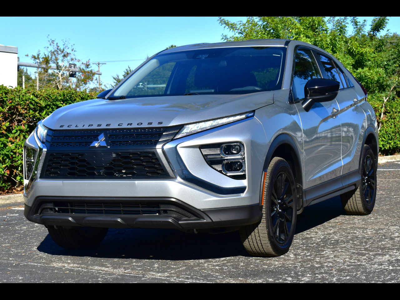 2025 Mitsubishi Eclipse Cross LE's photo
