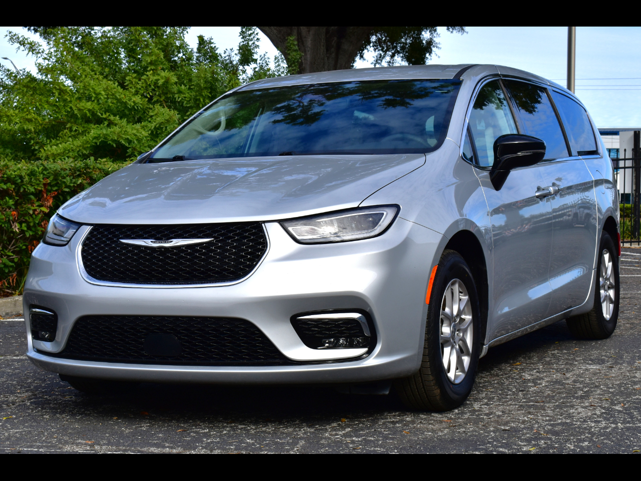 2024 Chrysler Pacifica Touring L's photo