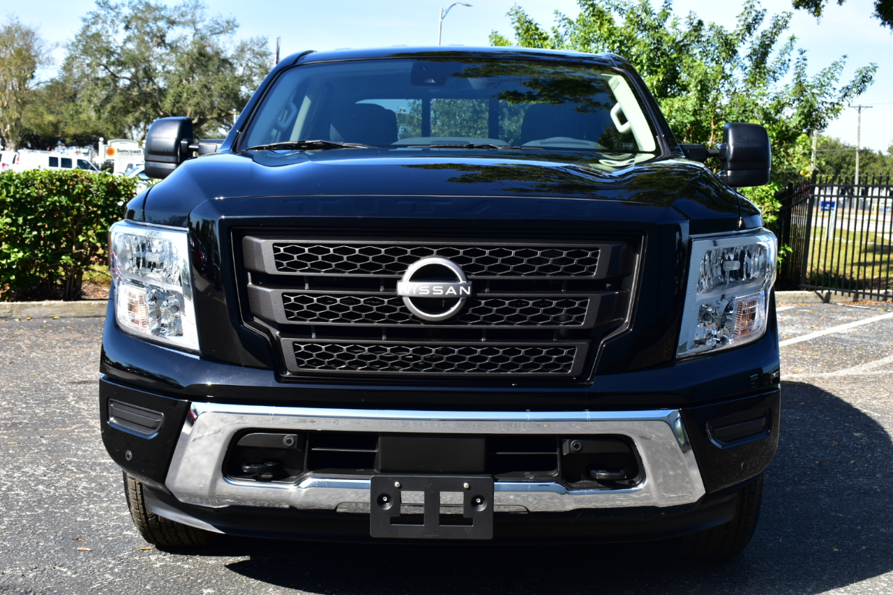 Nissan Titan 4x2 Crew Cab SV 2024