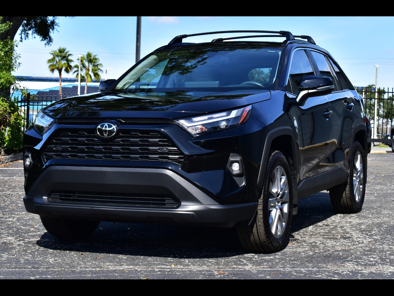 Toyota RAV4 XLE Premium FWD (Natl) 2025