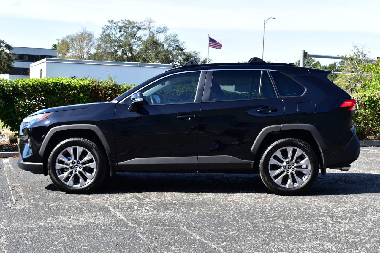 Toyota RAV4 XLE Premium FWD (Natl) 2025