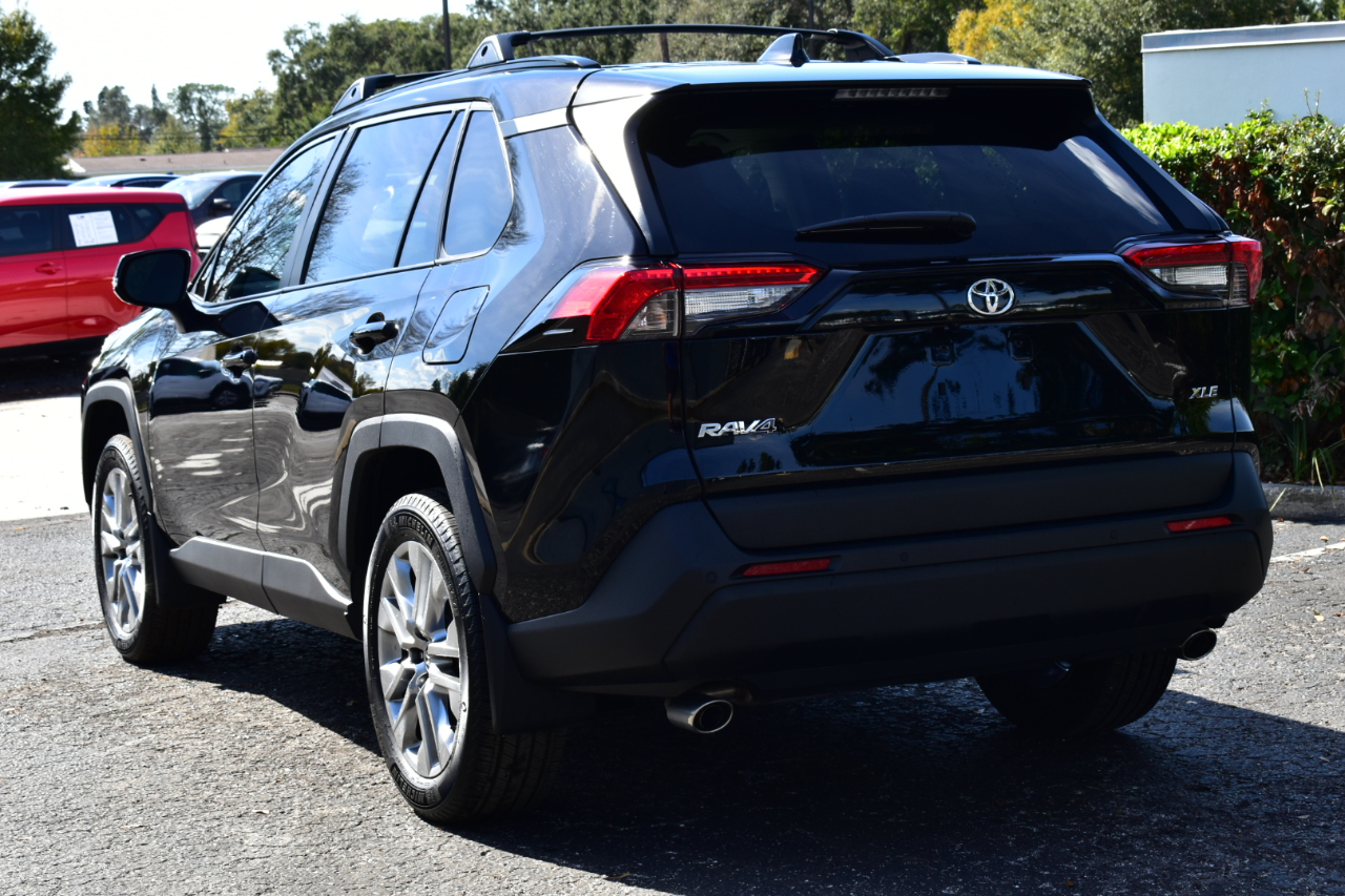 Toyota RAV4 XLE Premium FWD (Natl) 2025