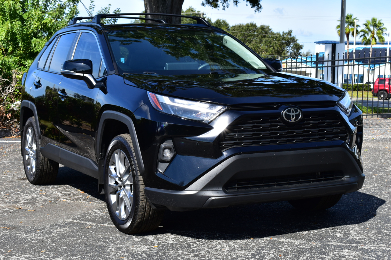 Toyota RAV4 XLE Premium FWD (Natl) 2025