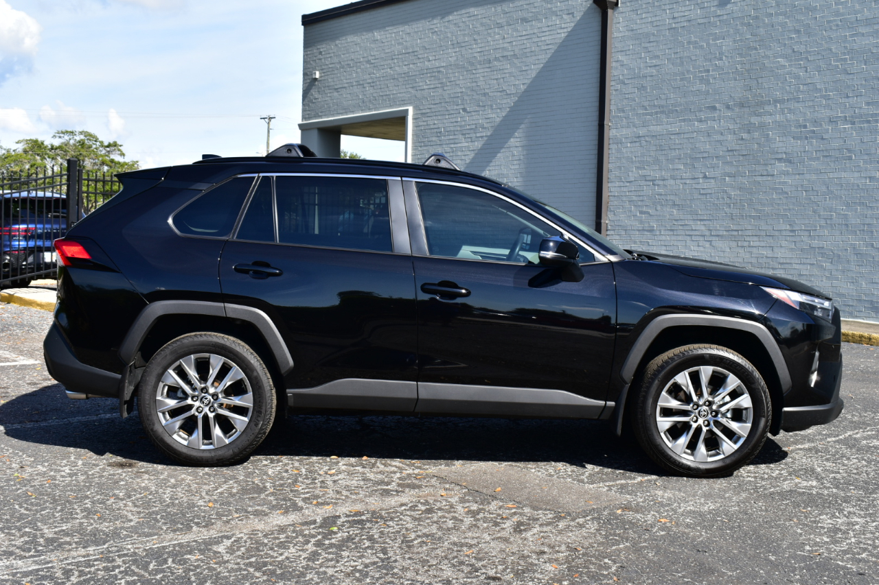 Toyota RAV4 XLE Premium FWD (Natl) 2025