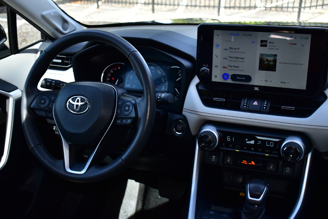 Toyota RAV4 XLE Premium FWD (Natl) 2025