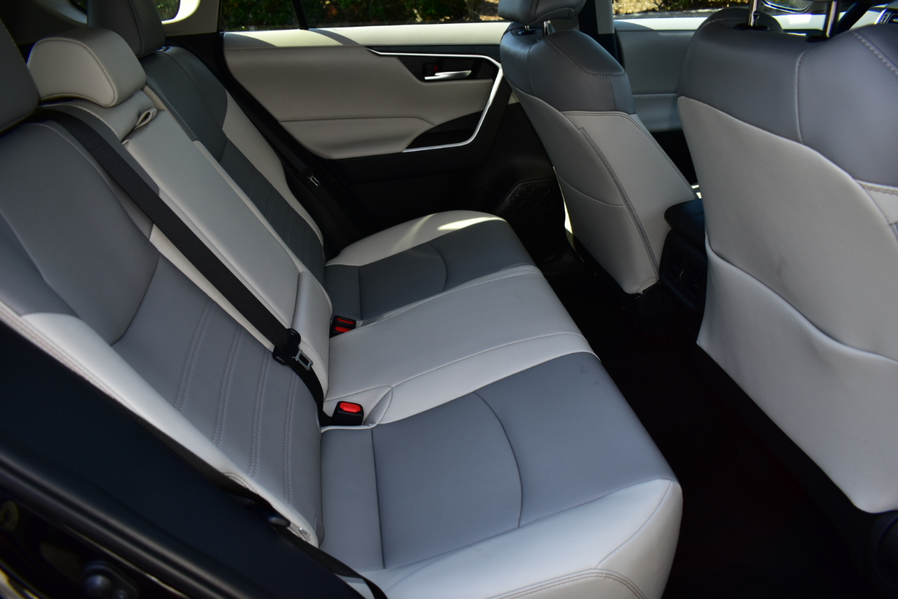 Toyota RAV4 XLE Premium FWD (Natl) 2025