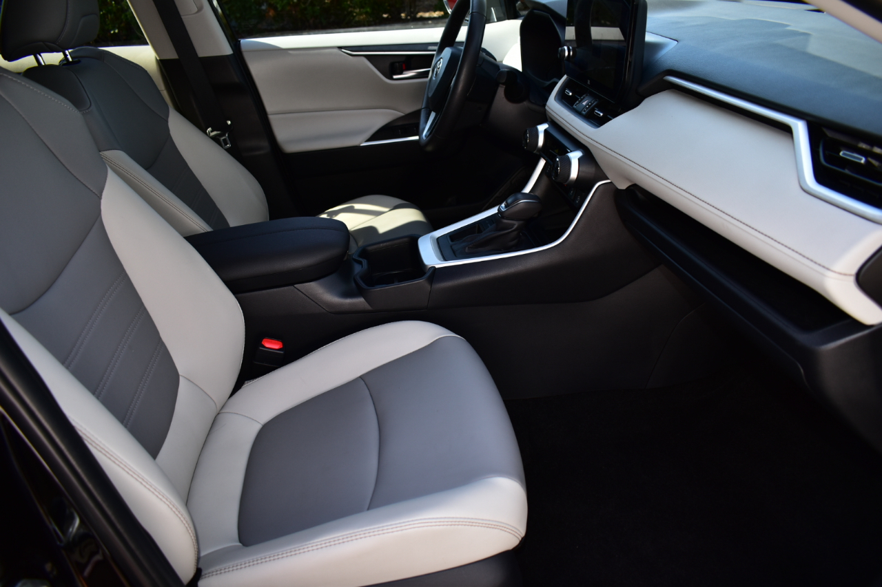 Toyota RAV4 XLE Premium FWD (Natl) 2025