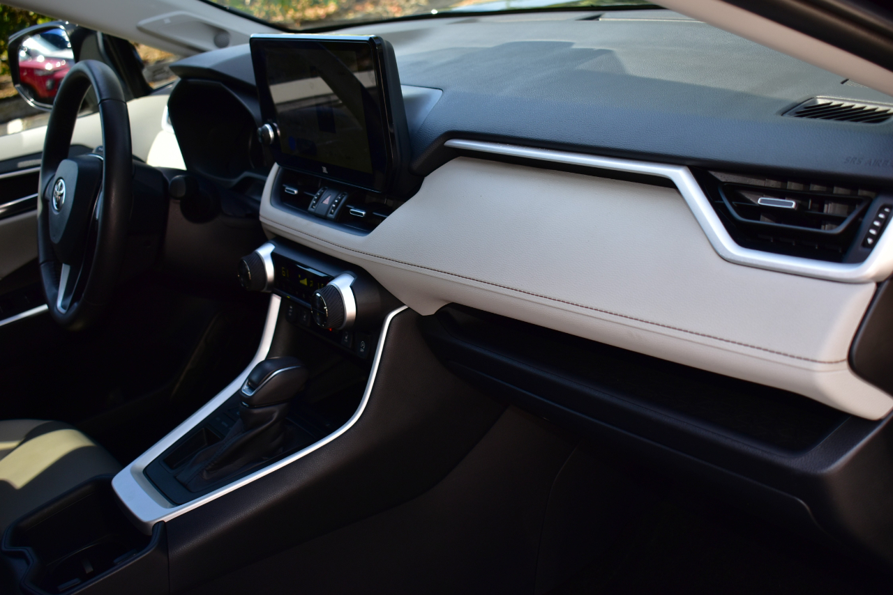 Toyota RAV4 XLE Premium FWD (Natl) 2025