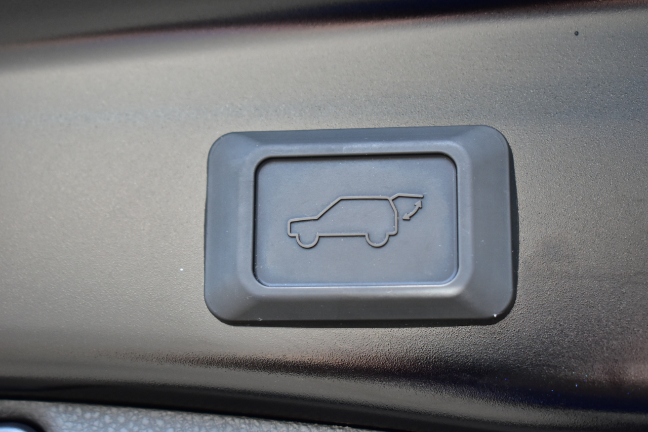 Toyota RAV4 XLE Premium FWD (Natl) 2025