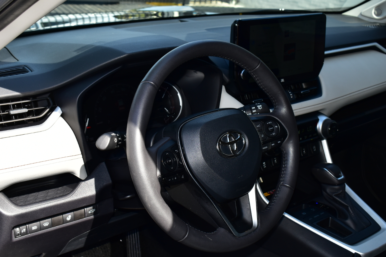 Toyota RAV4 XLE Premium FWD (Natl) 2025