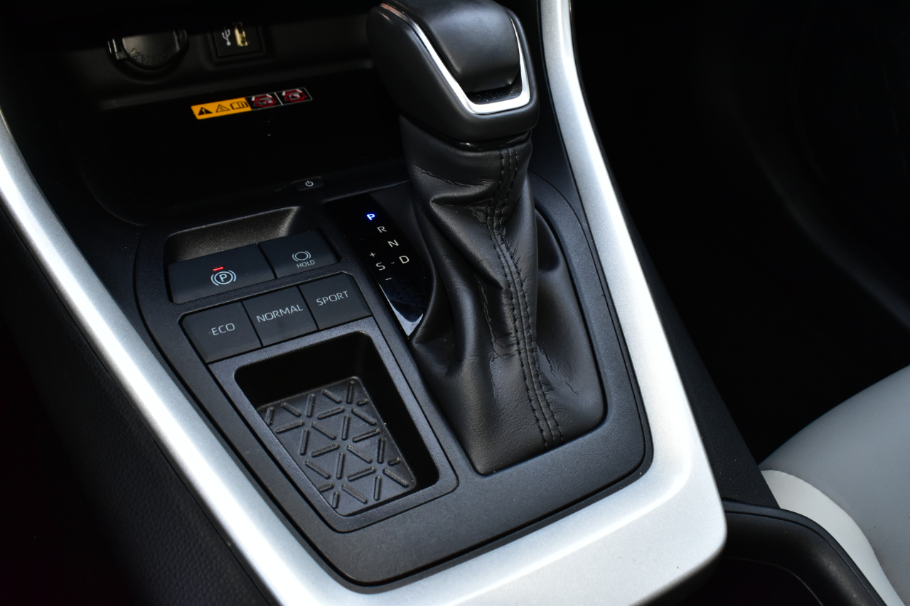 Toyota RAV4 XLE Premium FWD (Natl) 2025