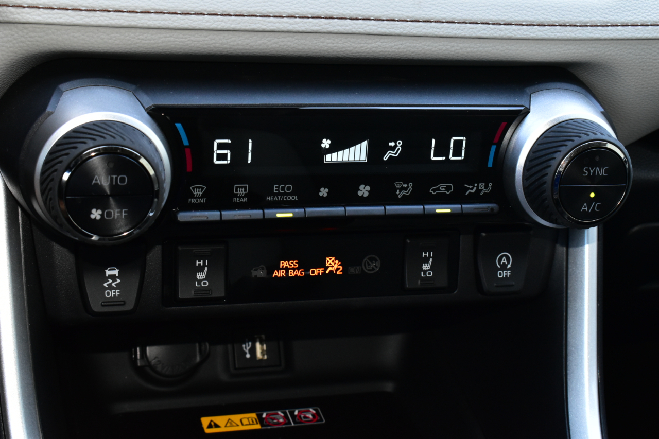 Toyota RAV4 XLE Premium FWD (Natl) 2025