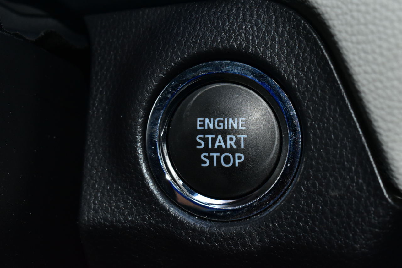 Toyota RAV4 XLE Premium FWD (Natl) 2025