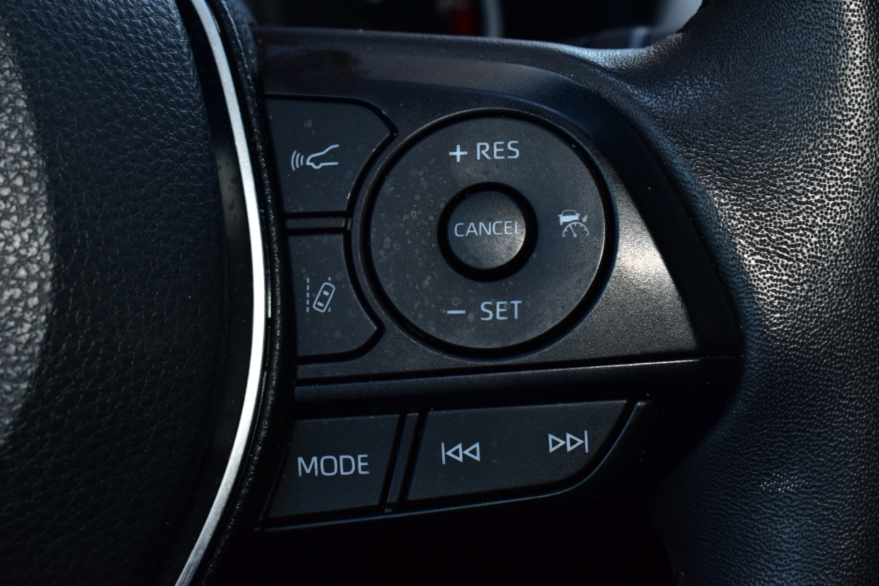 Toyota RAV4 XLE Premium FWD (Natl) 2025