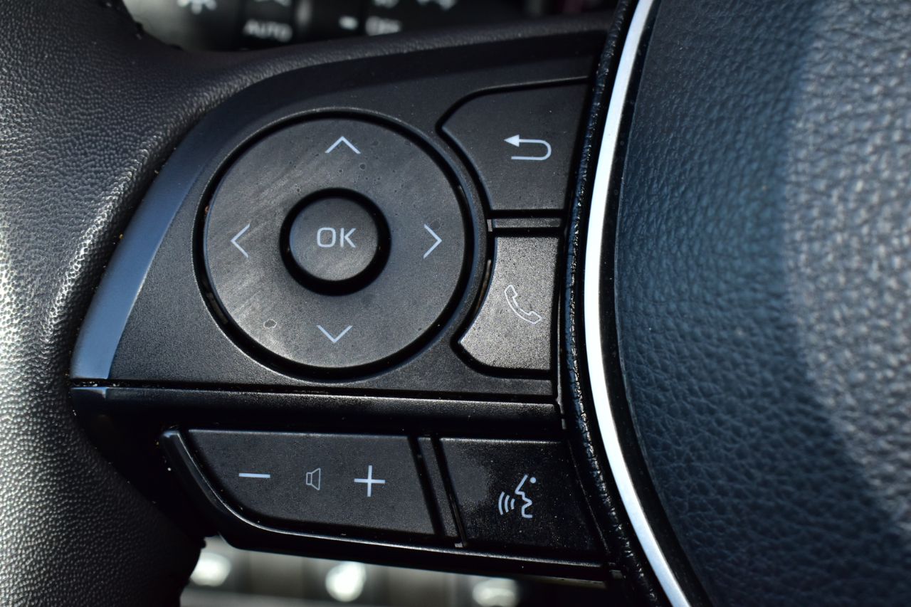 Toyota RAV4 XLE Premium FWD (Natl) 2025