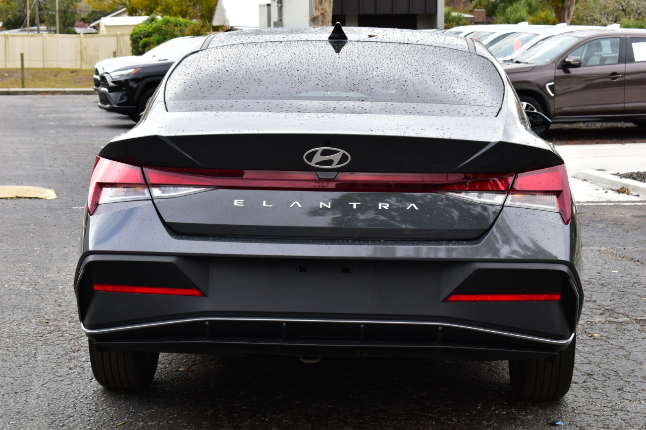 Hyundai Elantra SE IVT 2025