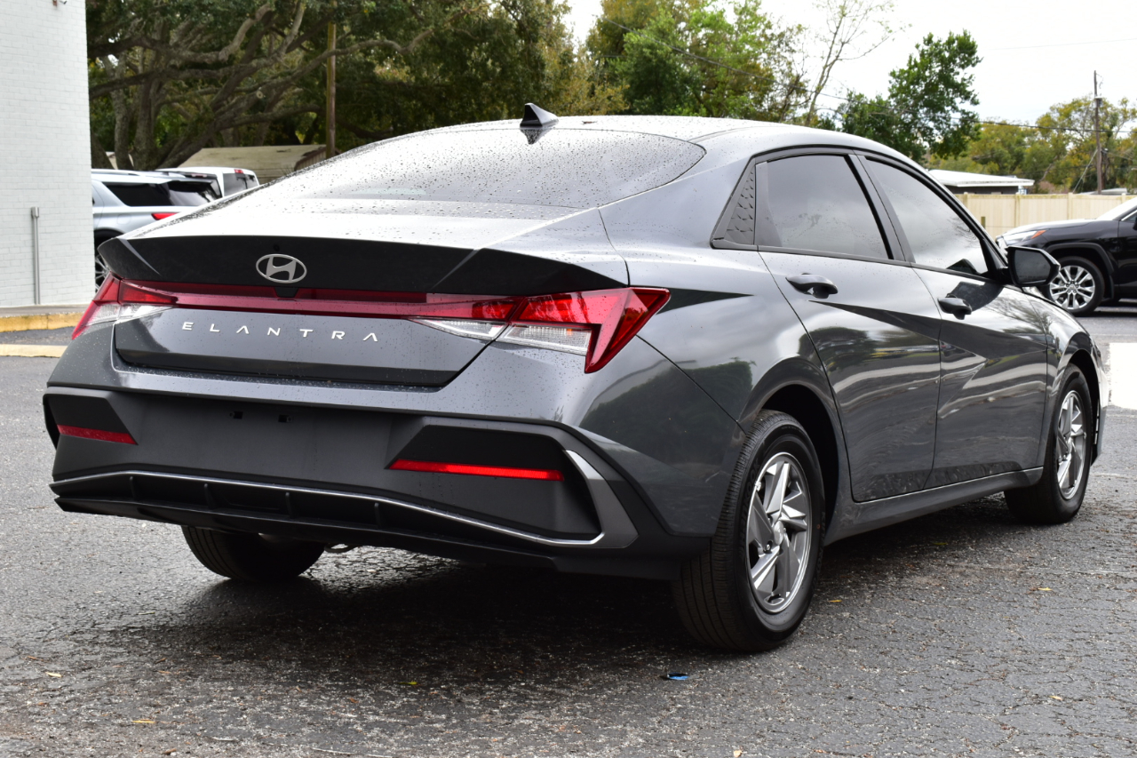 Hyundai Elantra SE IVT 2025