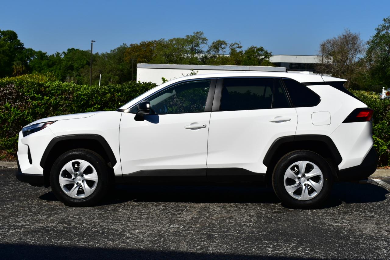 Toyota RAV4 LE FWD (Natl) 2025