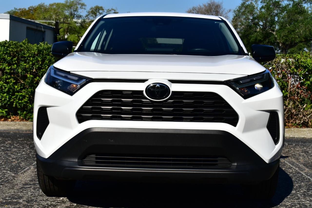 Toyota RAV4 LE FWD (Natl) 2025