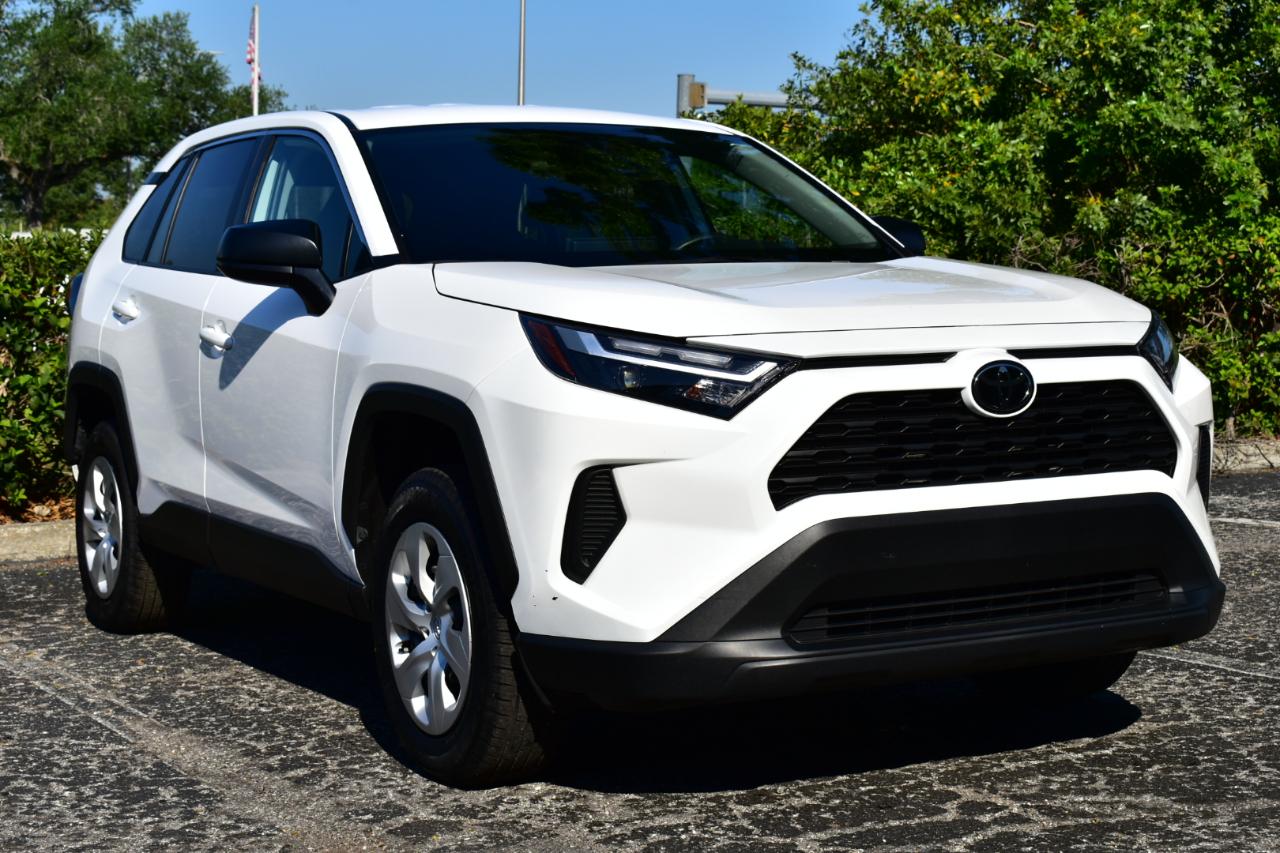 Toyota RAV4 LE FWD (Natl) 2025