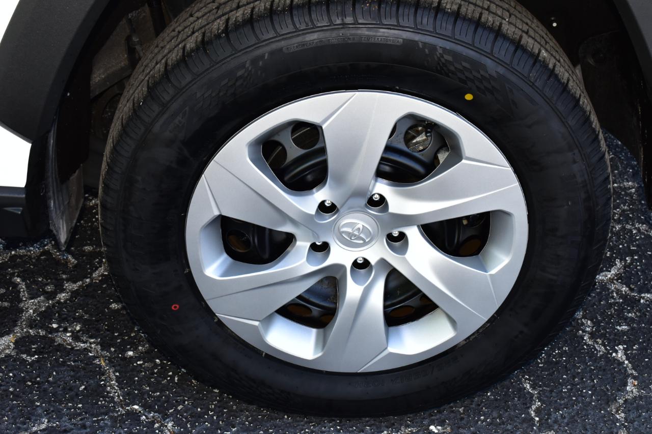 Toyota RAV4 LE FWD (Natl) 2025