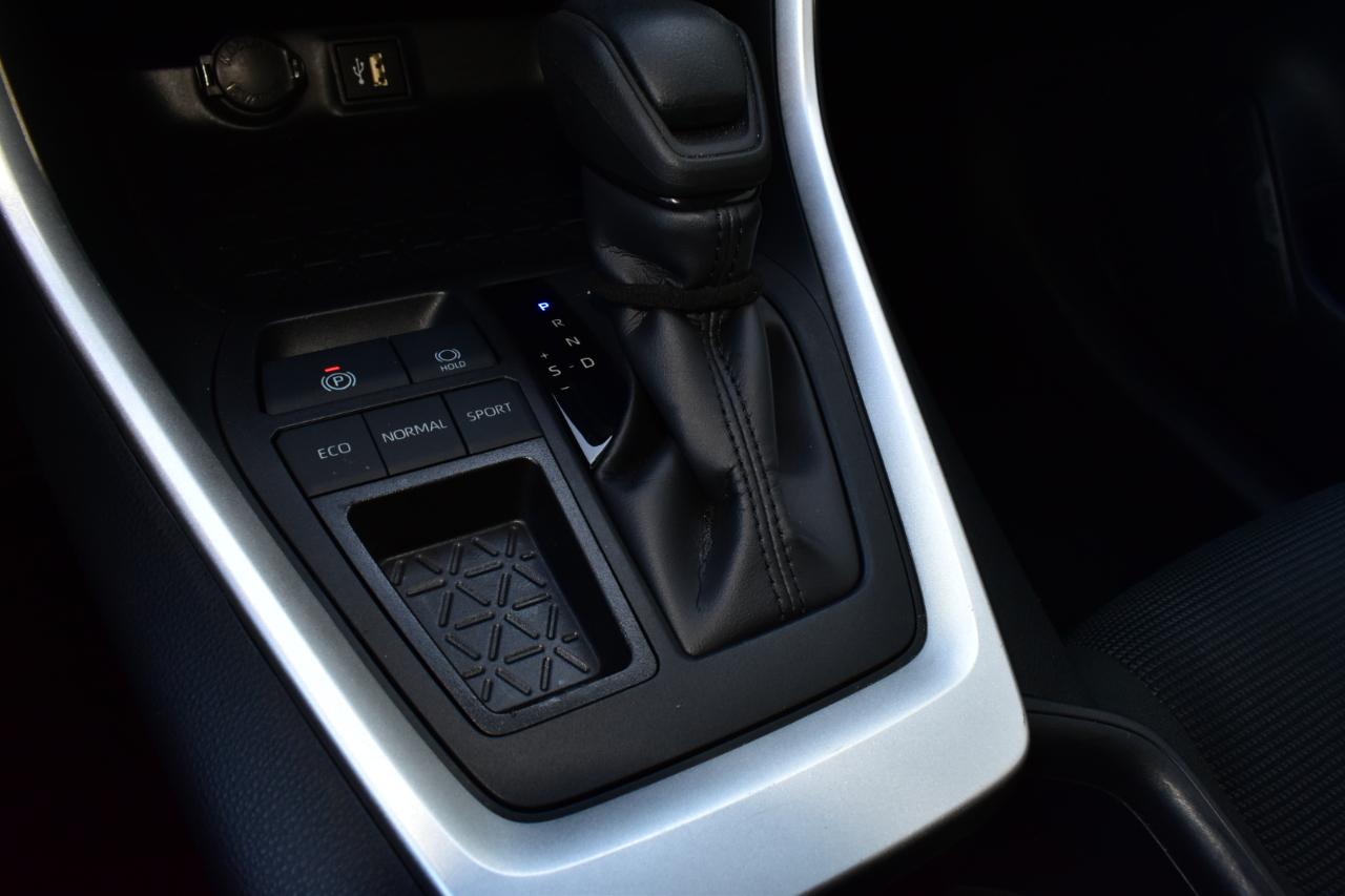 Toyota RAV4 LE FWD (Natl) 2025