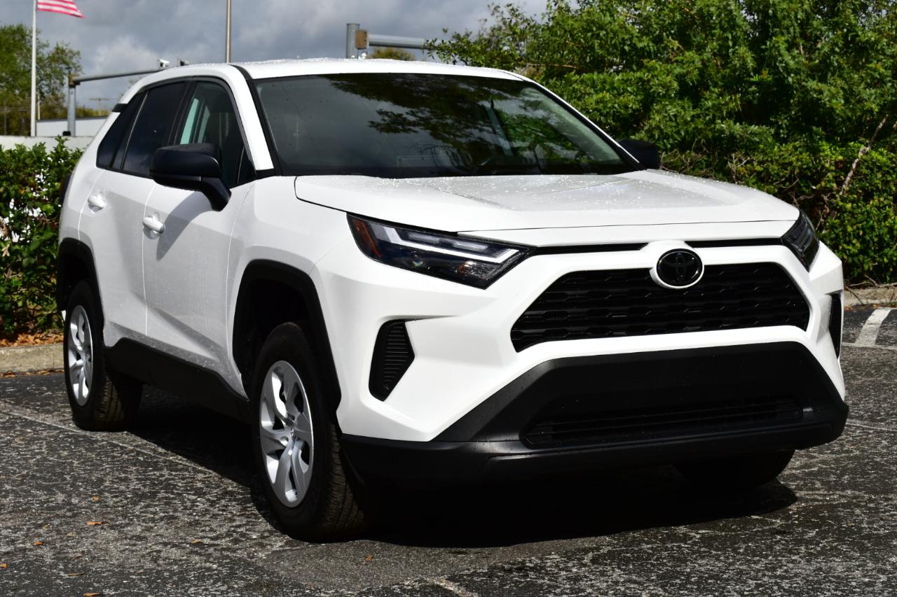 Toyota RAV4 LE FWD (Natl) 2025