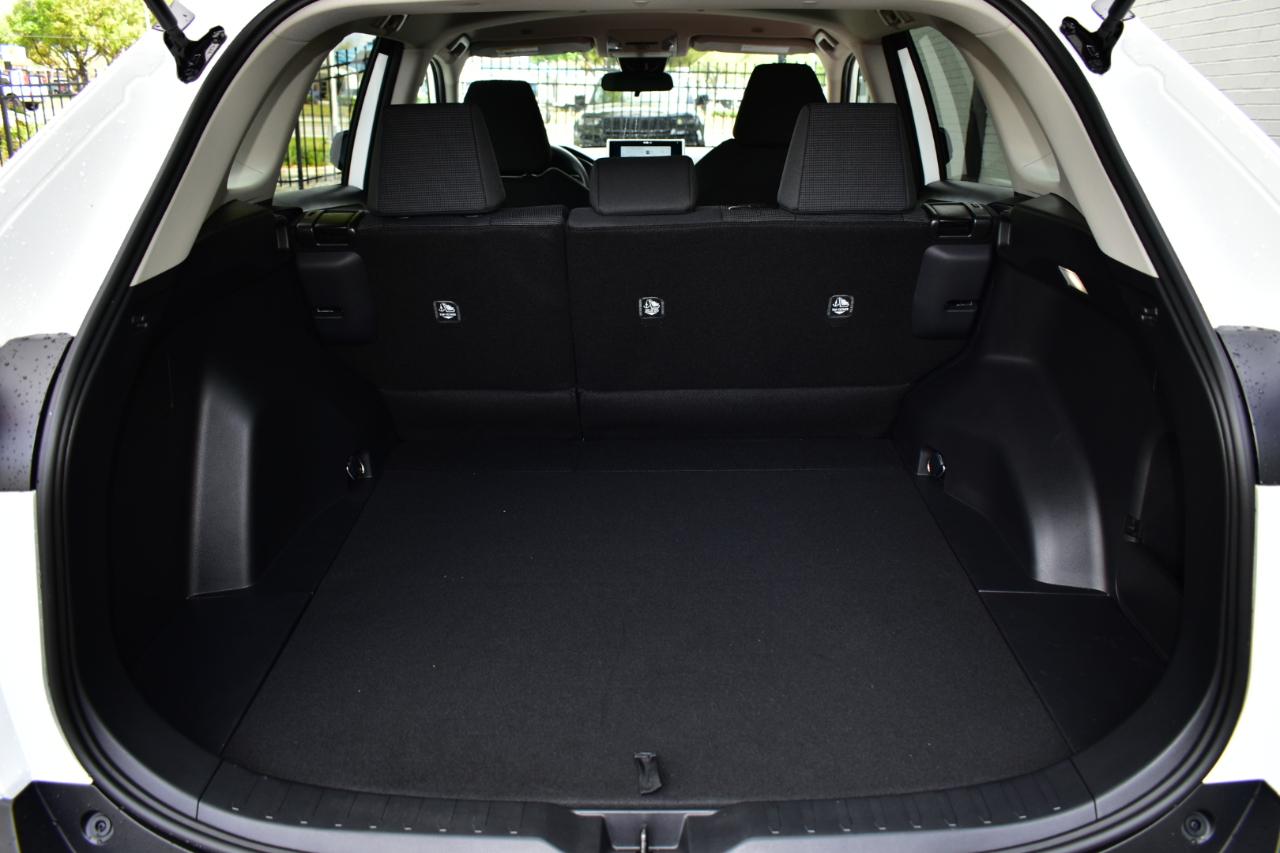 Toyota RAV4 LE FWD (Natl) 2025