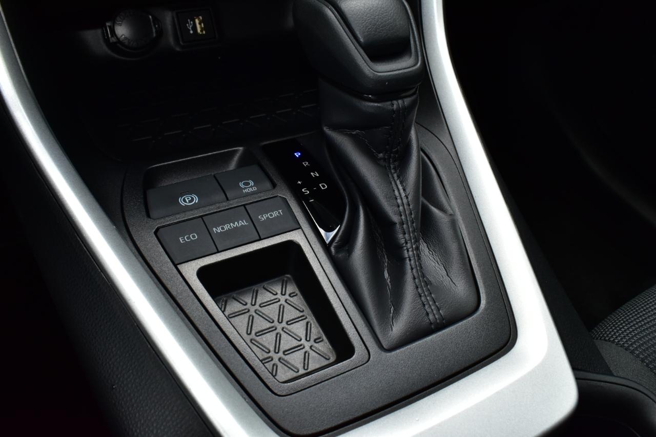 Toyota RAV4 LE FWD (Natl) 2025