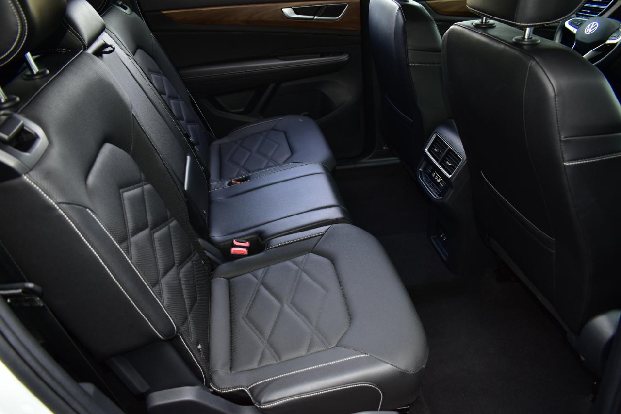 Volkswagen Atlas 2.0T SE w/Technology FWD 2025