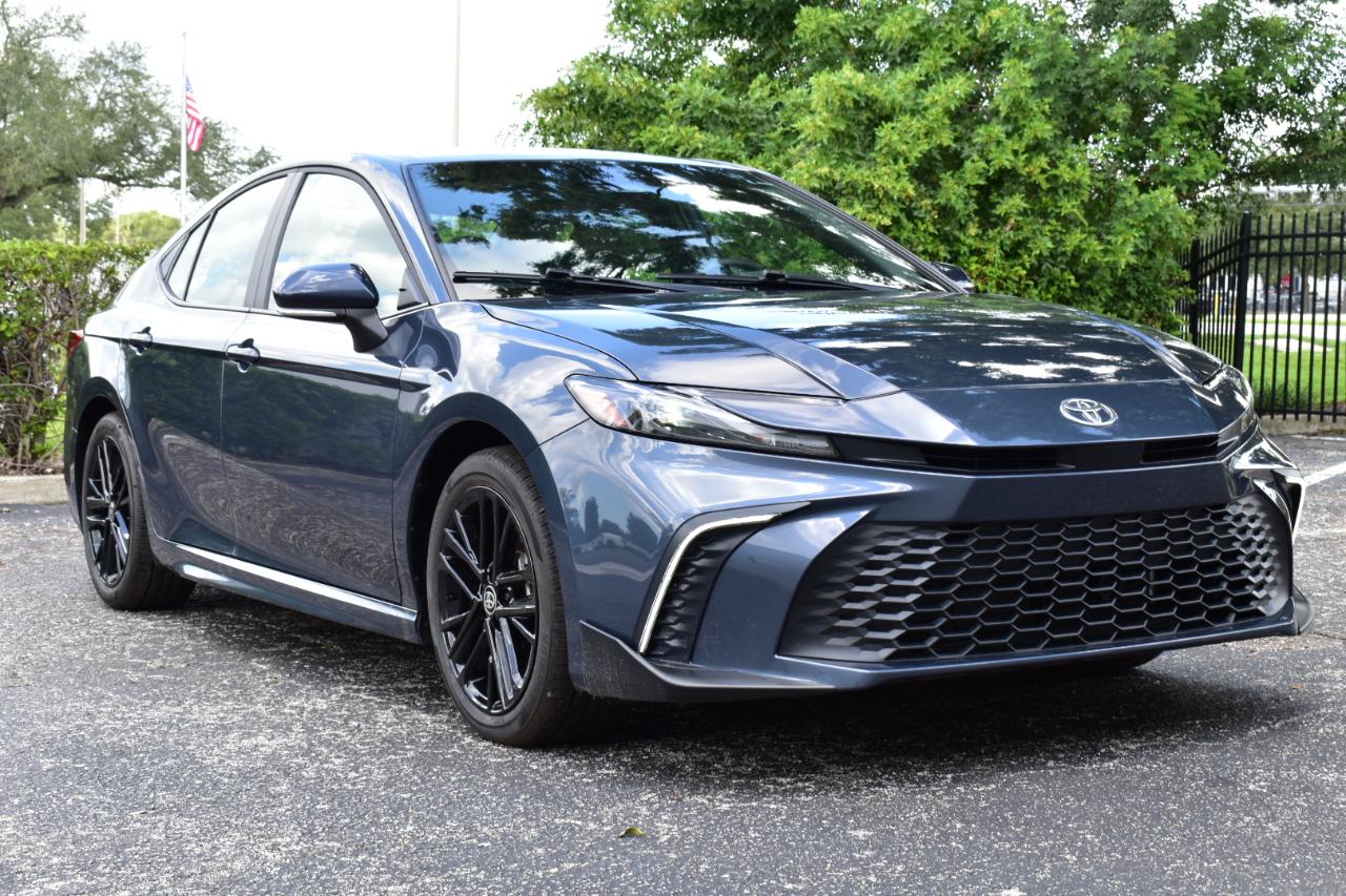 Toyota Camry SE (Natl) 2026