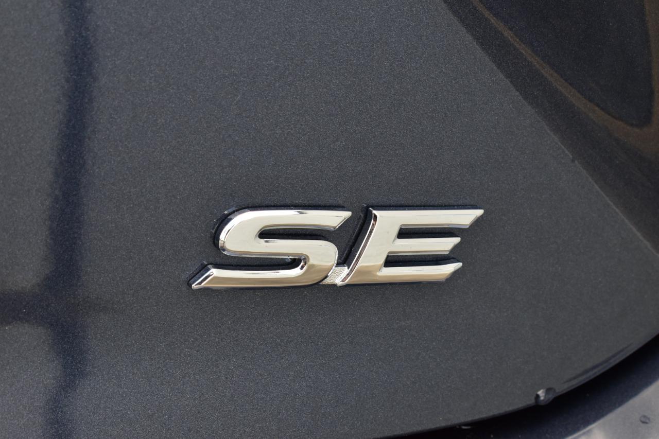 Toyota Camry SE (Natl) 2026