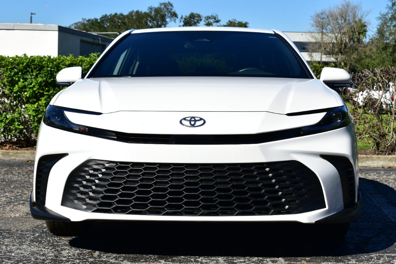Toyota Camry SE (Natl) 2026