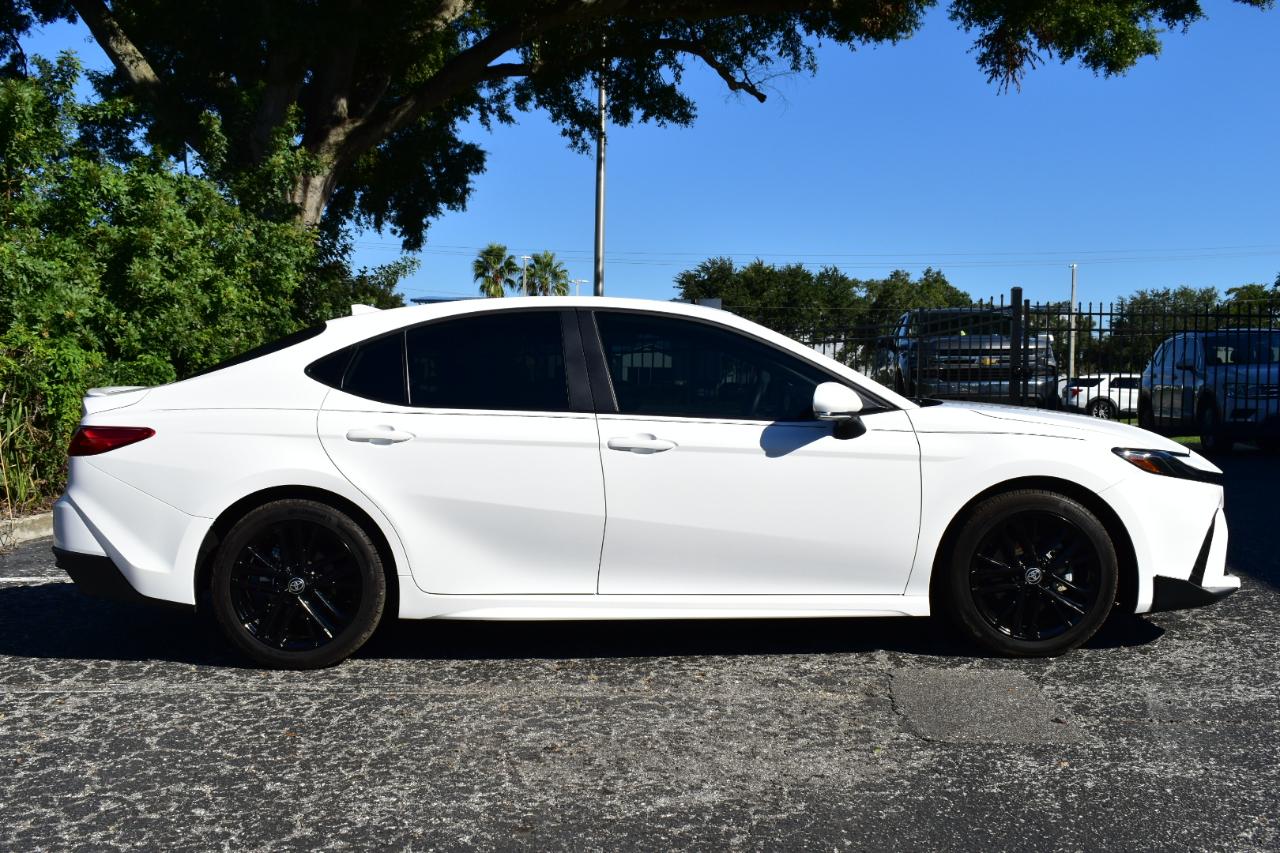 Toyota Camry SE (Natl) 2026