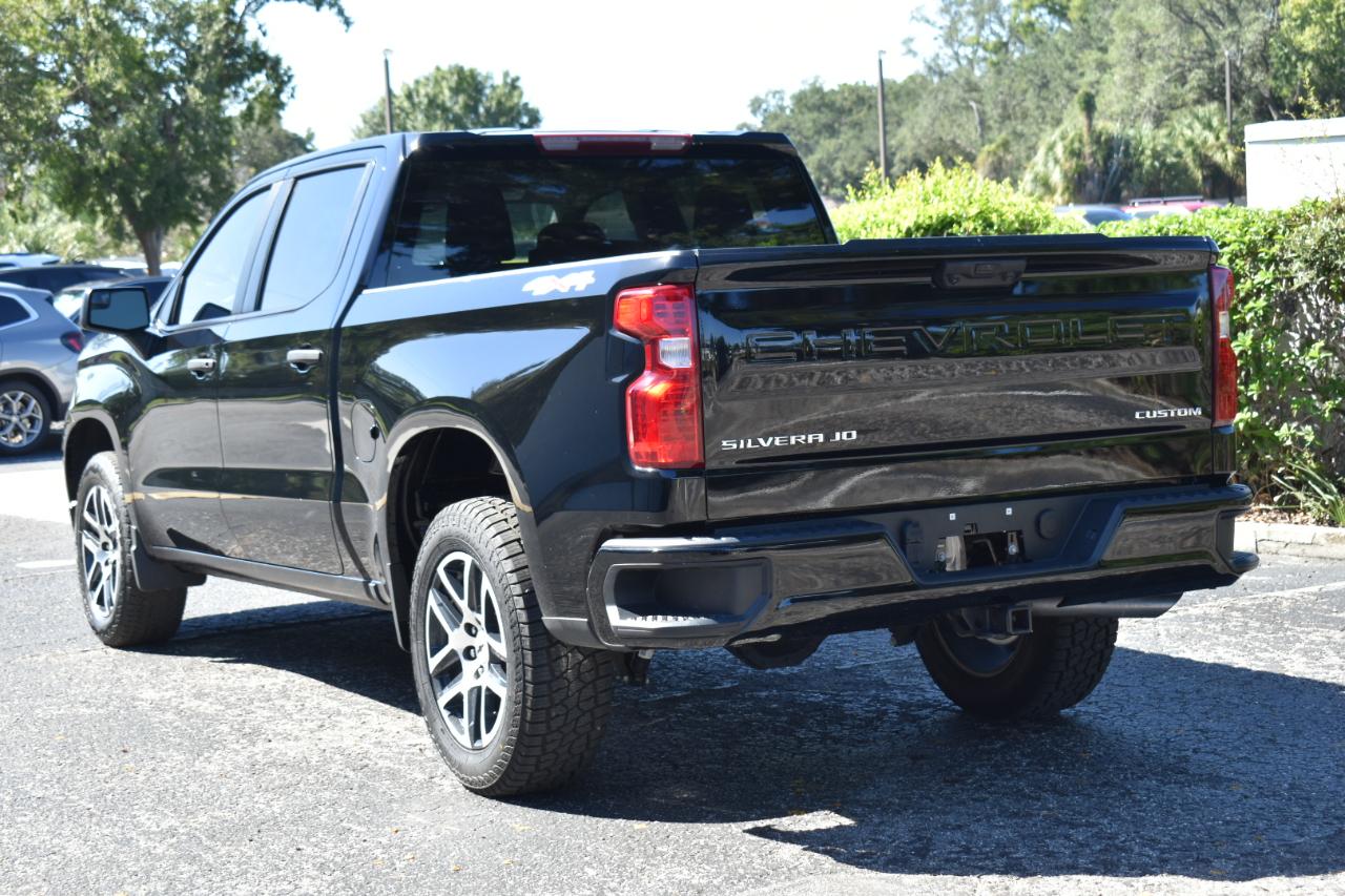 Chevrolet Silverado 1500 4WD Crew Cab 147" Custom 2026