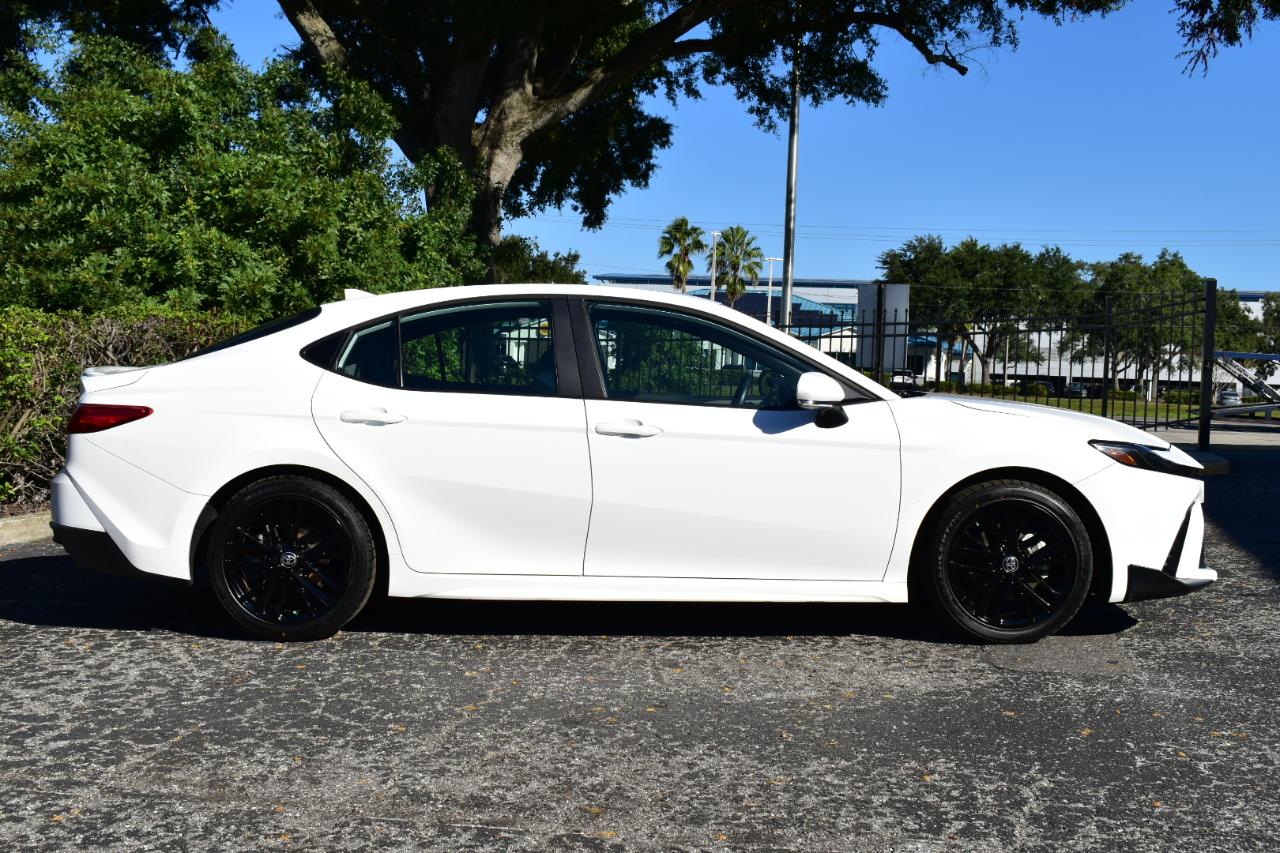 Toyota Camry SE (Natl) 2025