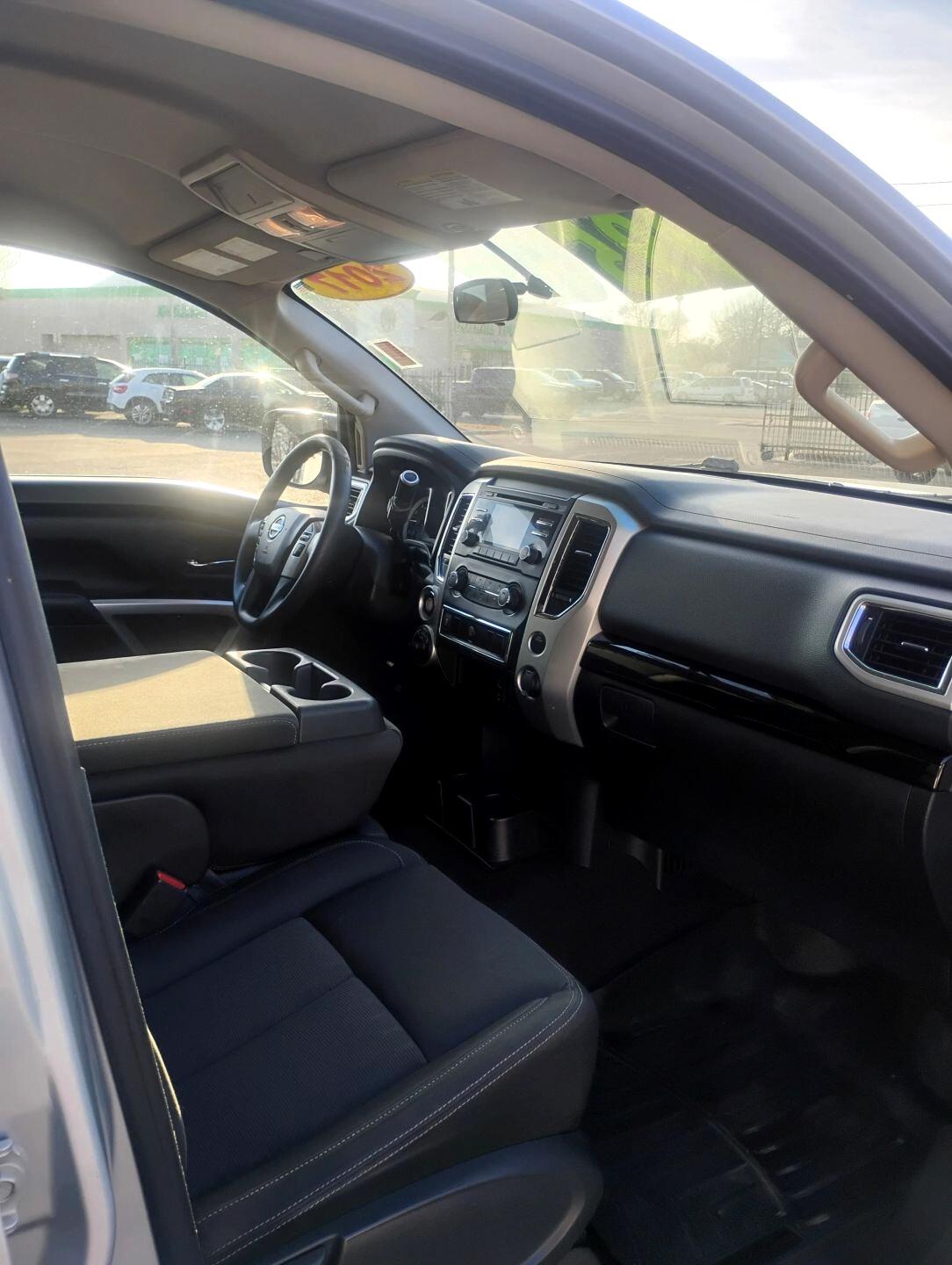 Nissan Titan SV Crew Cab 4WD 2017