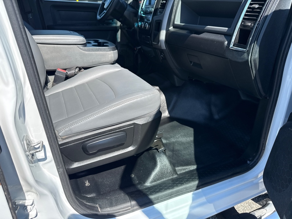 RAM 1500 Tradesman Crew Cab SWB 2WD 2017 RAM 1500 Tradesman Crew Cab SWB 2WD 2017