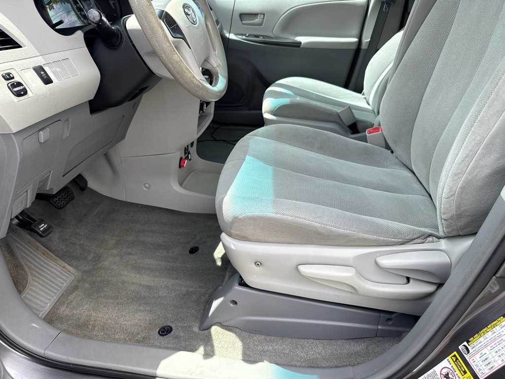 Toyota Sienna FWD 7-Passenger V6 2014 Toyota Sienna FWD 7-Passenger V6 2014