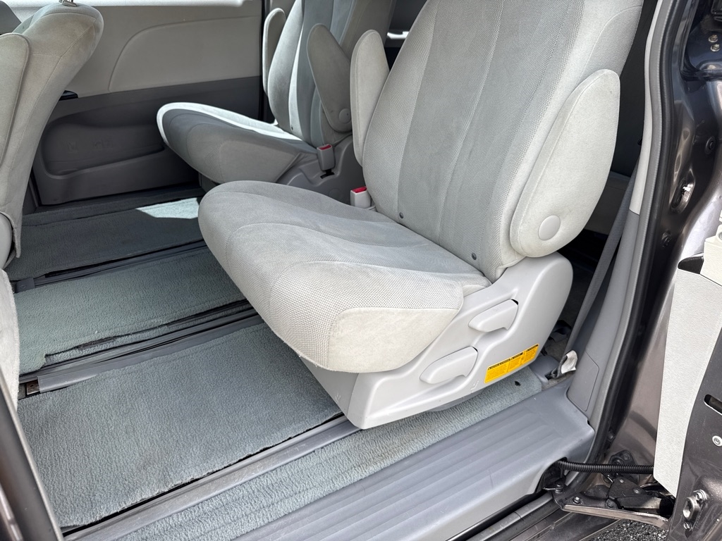 Toyota Sienna FWD 7-Passenger V6 2014 Toyota Sienna FWD 7-Passenger V6 2014