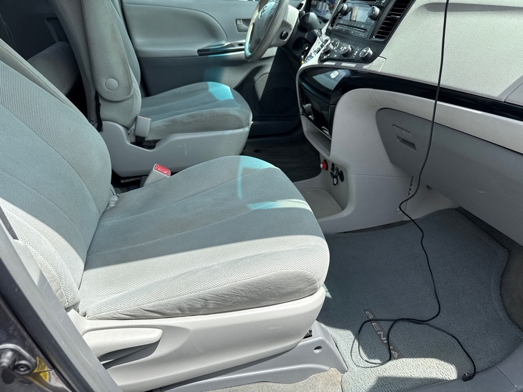 Toyota Sienna FWD 7-Passenger V6 2014 Toyota Sienna FWD 7-Passenger V6 2014