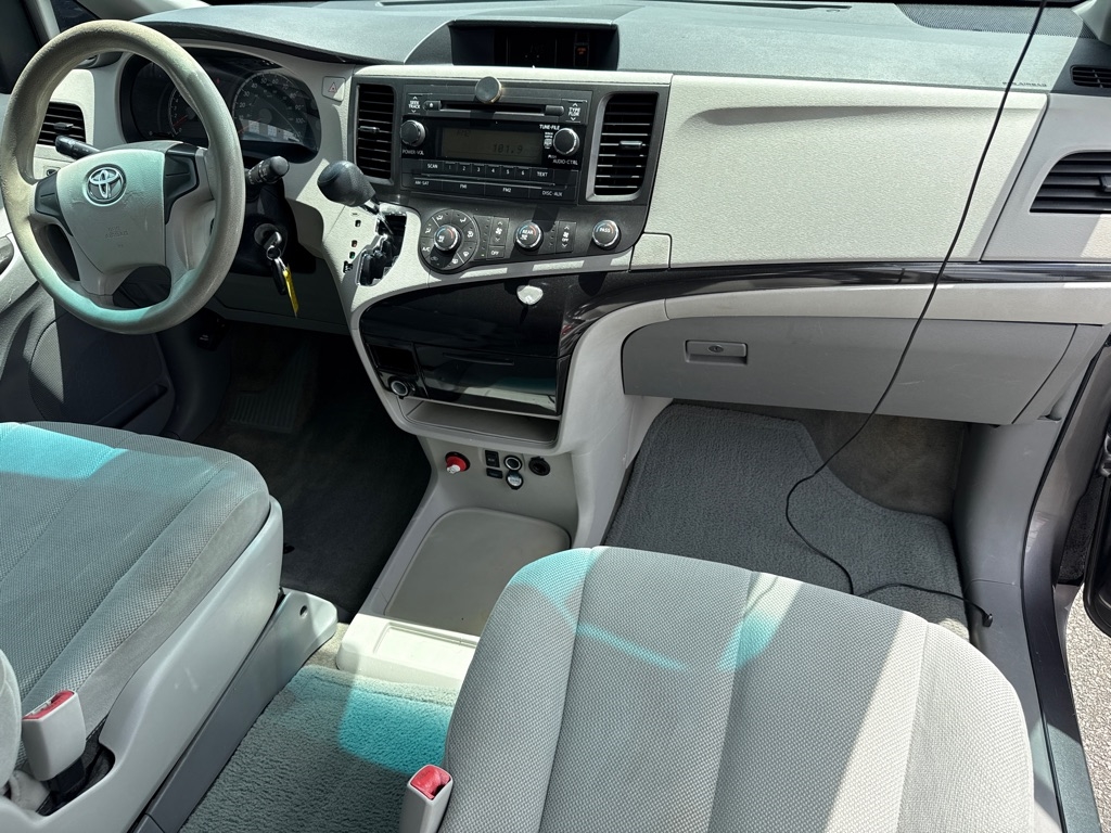 Toyota Sienna FWD 7-Passenger V6 2014 Toyota Sienna FWD 7-Passenger V6 2014