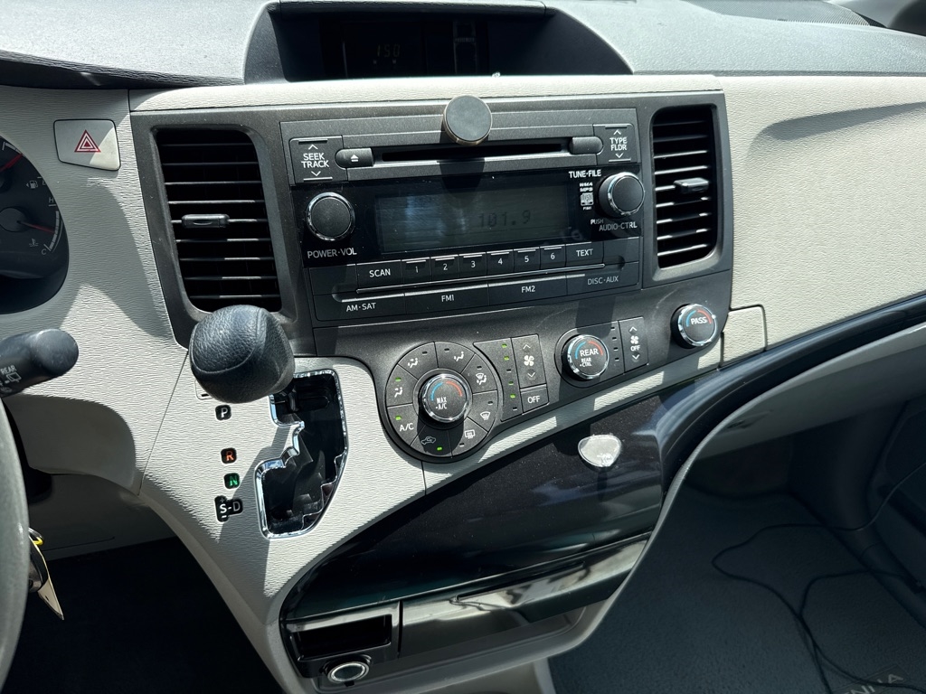 Toyota Sienna FWD 7-Passenger V6 2014 Toyota Sienna FWD 7-Passenger V6 2014